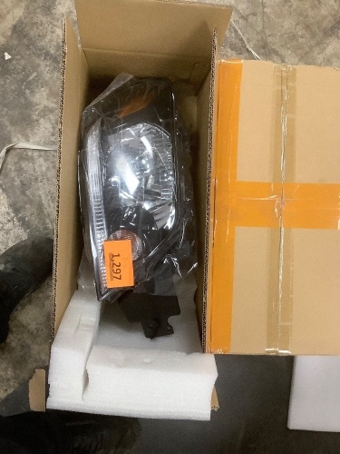 Mitsubishi Outlander Headlight 2003-2004 - Lot 1297
