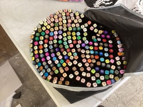 Set of Markers  - Lot 445