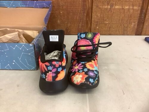 Sneakers with Flower Print, 11W - Lot 686
