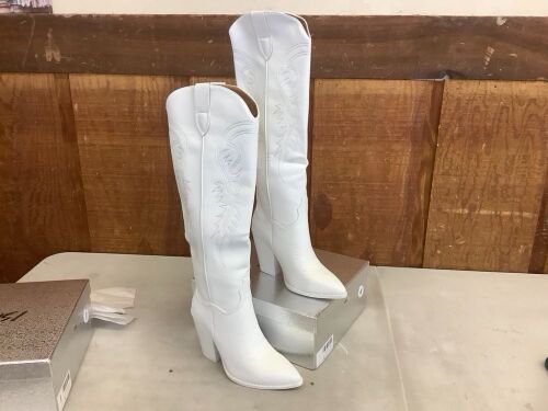 Knee High Chunky Heel Western Boots, 6 - Lot 697