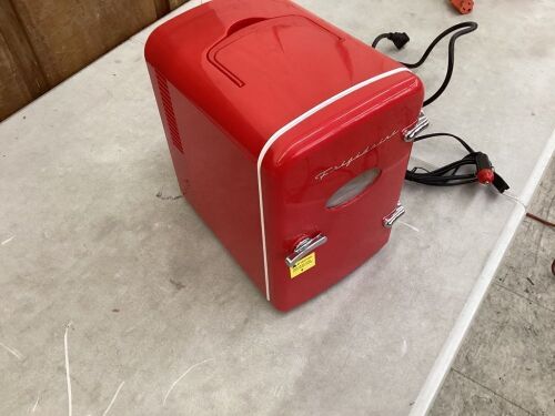 Frigidaire 0.3 cu. ft. 6-Can Retro Mini Fridge in Red - Lot 170