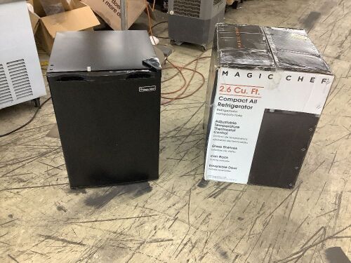 Magic Chef 2.6 cu. ft. Mini Fridge in Black without Freeze - Dented  - Lot 154