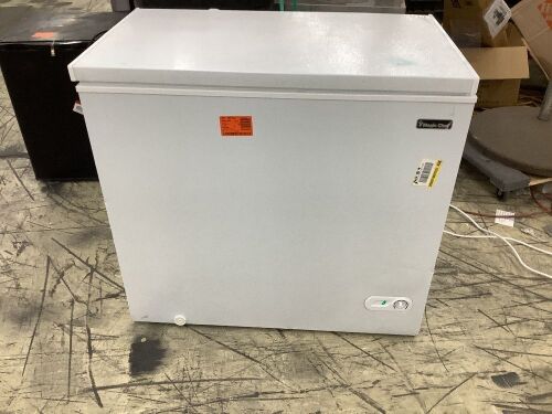 Magic Chef 7.0 cu. ft. Chest Freezer - Dented, Lid isn't Straight but Still Seals - Lot 259