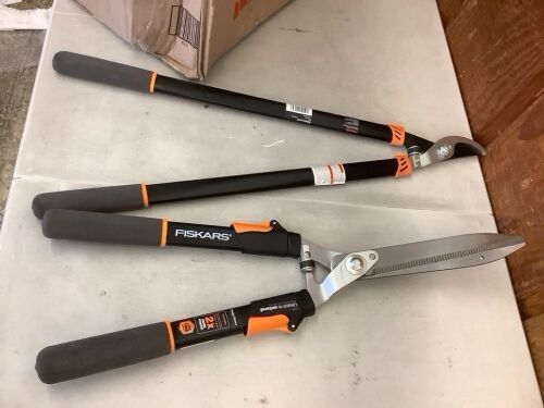 Fiskars 1-3/4 in. Cut Capacity Steel Blade, 28 in. Power-Lever Bypass Lopper with SoftGrip Handles & 9 in. Power-Lever Steel Blade Telescoping Steel Handle Hedge Shears - Lot 601