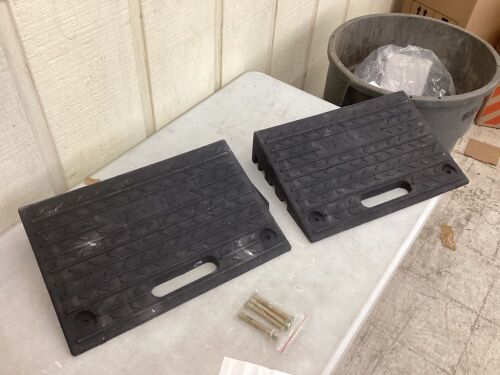 VEVOR 1 Channel Rubber Threshold Ramps, 4" Rise Recycled Rubber Rated 11000 Lbs Load Capacity, Non-Slip Surface, 2 Pack  - Lot 437