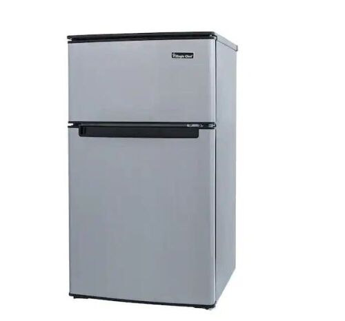 Magic Chef 3.1 cu. ft. Mini Fridge in Stainless Look - Dented Door  - Lot 84