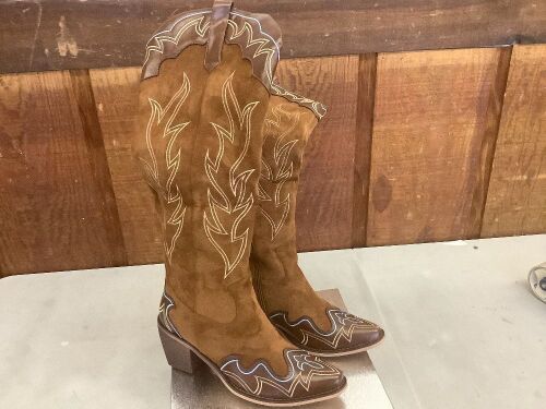 WETKISS Knee High Western Boots with Zipper, Size 11  - Lot 672