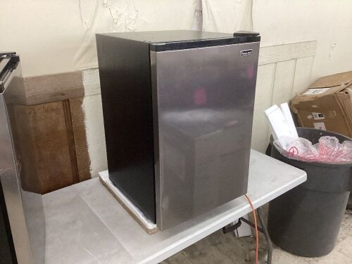 Magic Chef 4.4 cu. ft. Mini Fridge in Stainless Steel Look without Freezer - Lot 42