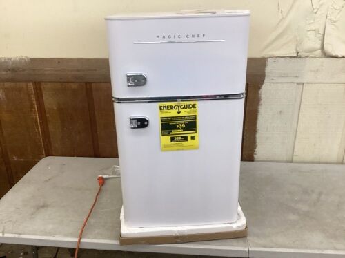 Magic Chef Retro 3.2 Cu Ft 2 Door Mini Fridge - Lot 85