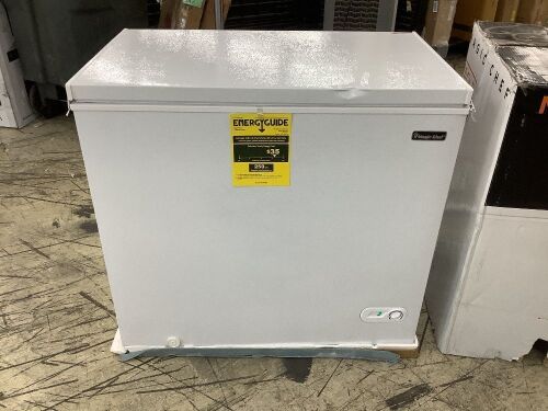 Magic Chef 7.0 cu. ft. Chest Freezer in White - Dent on Lid  - Lot 57