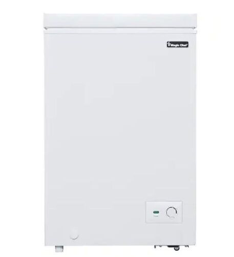 Magic Chef 3.5 cu. ft. Manual Defrost Chest Freezer in White - Lot 48