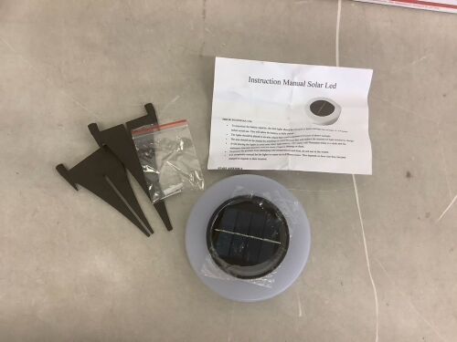 Lot of (16) LED Solar Lights - Lot 384