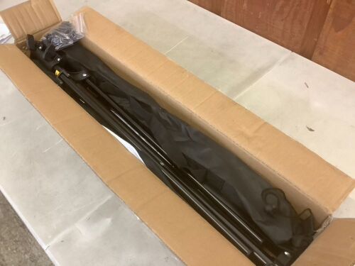 VEVOR Tripod Projector Screen with Stand 80 inch 16:9 4K HD  - Lot 670