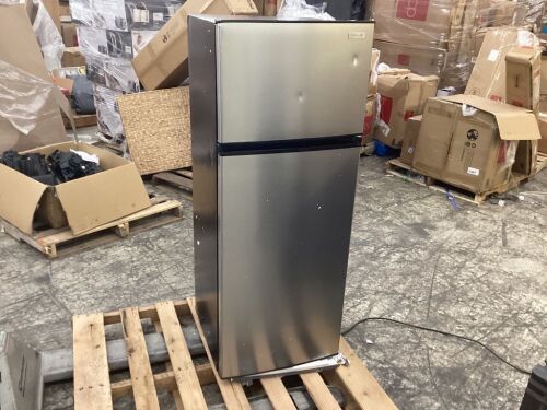 Vissani 7.1 cu. ft. Top Freezer Refrigerator in Stainless Steel Look - Lot 50