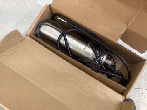 ECO-WORTHY 12V DC Submersible Water Pump with Controller - Lot 271