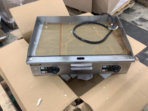 VEVOR 26" 3200W Stainless Steel Electric Countertop Griddle w/Drip Hole, No Plug - Missing Feet, Small Dents  - Lot 638