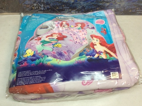 Little Mermaid Twin Comforter. Appears New - Lot 326