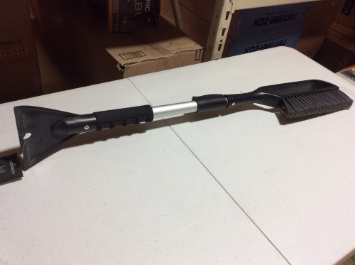 Extendable Snow Brush. NEW - Lot 607