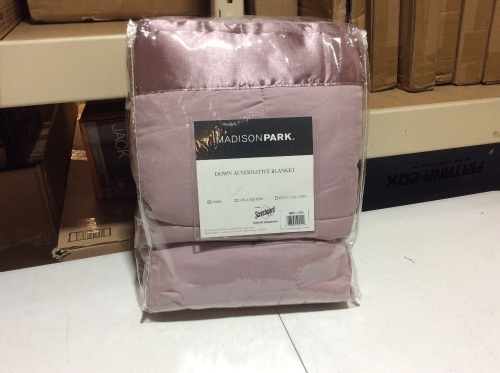 Madison Park Twin Microfiber Down Alternative Blanket with 3M Scotchgard Finish. Appears New - Lot 663