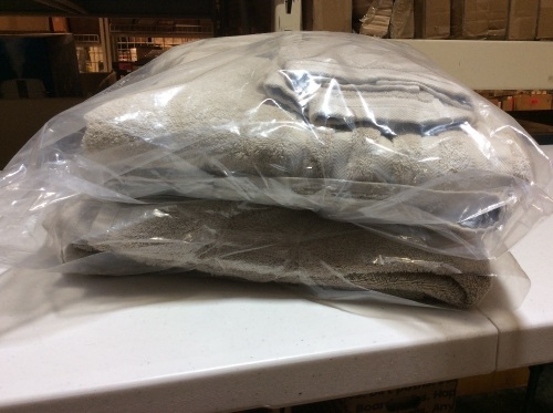 Pack of Towels. Appears New - Lot 669