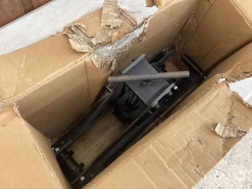 VEVOR 1-1/2" Manual Square & Rectangular Tube Bender 14 Gauge Roller  - Lot 311