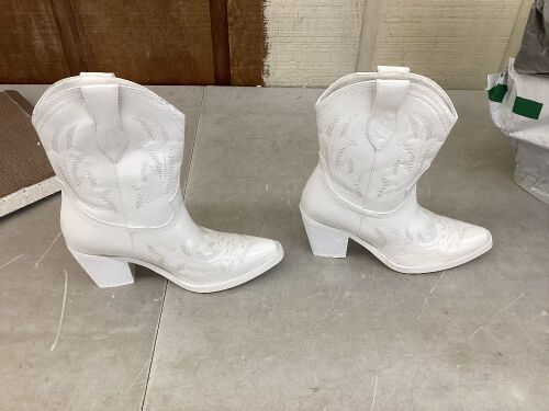 WETKISS White Ankle Boots, Size 9.5 - Lot 361