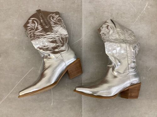 Women's Silver Western Boots, Size 8  - Lot 371