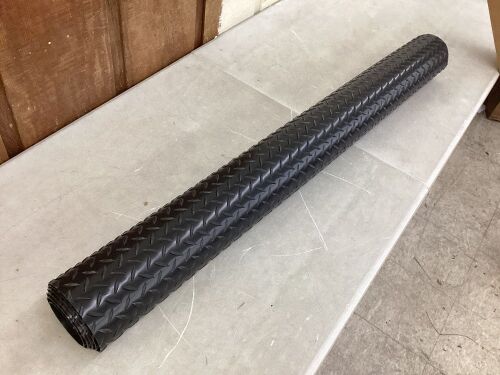 Black Rubber Diamond Plate Mat 4' Wide - Lot 504