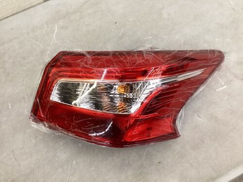Passenger Brake Light Assembly for 2016-2018 Nissan Sentra  - Lot 601