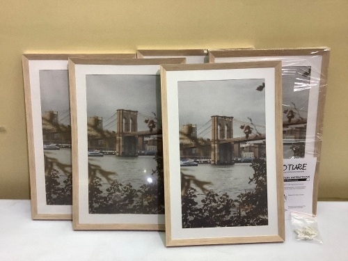 5 Picture Frames - Lot 390