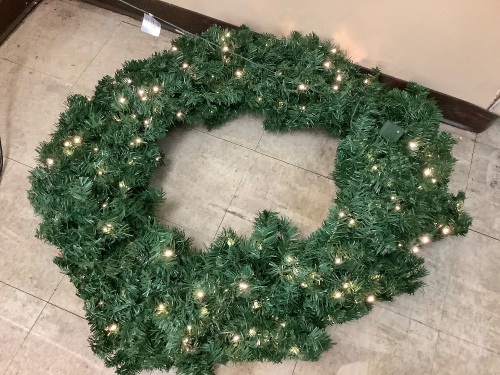 40 INCH Pre Lit Wreath - Lot 309