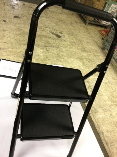 Step Ladder 44.7 X 21.5 X 2.4 in - Lot 508