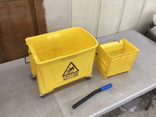 Rubbermaid Tandem Bucket with Wringer - Cracked Piece  - Lot 722