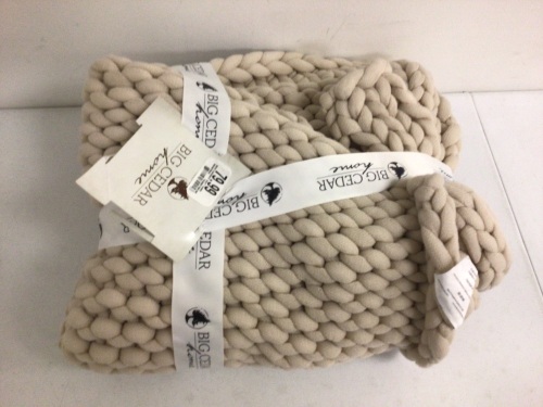 Chunky Knit Throw, Appears new, Sold as is - Lot 124