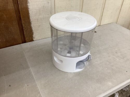 PIOJNYEN Grain Dispenser Rotating 6 Grid Food Dispenser, 24lb  - Lot 542