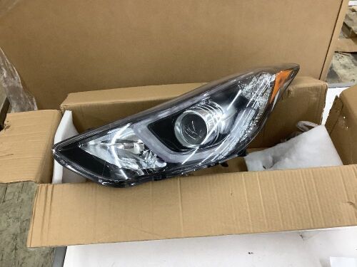 Left Side Halogen Headlight for 2014-2016 Hyundai Elantra - Scratches on Lens  - Lot 517