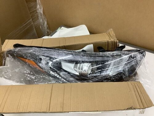 Right Side Halogen Headlight for 2014-2016 Hyundai Elantra - Lot 518