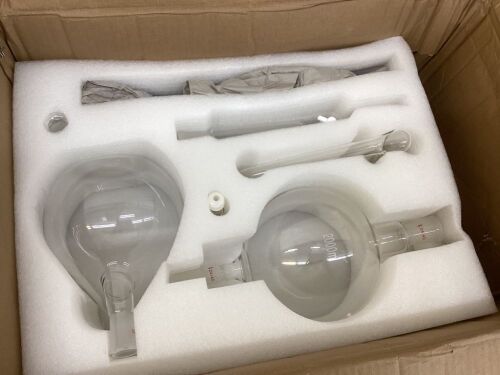VEVOR 2L Essential Oil Distillation Apparatus Lab Glassware Distillation Kit - Does Not Power On  - Lot 213