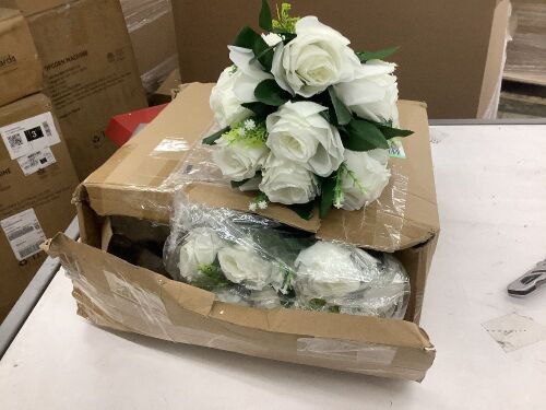 Lyrow 12pcs Flower Arrangements, White  - Lot 327