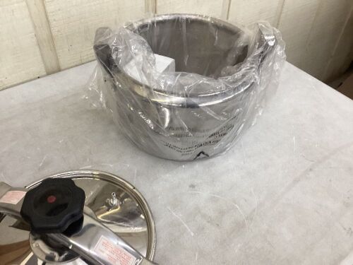 Pressure Cooker  - Lot 558