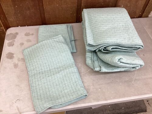 Comforter & 2 Pillow Shams - Unknown Size - Lot 528