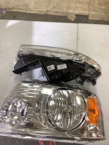 Headlights for unknown vehicle - Lot 72