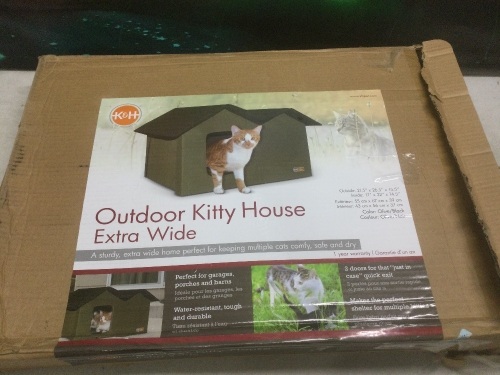 K&H Pet Products Outdoor Kitty House Extra-Wide Unheated  - Lot 1104