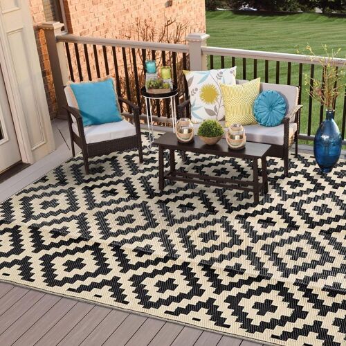 Outdoor Plastic Straw Rug 6 x 9  - Lot 711