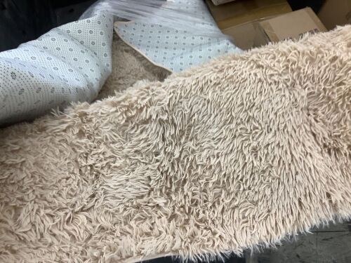 Shag Rug, 5 x 8 - Lot 203