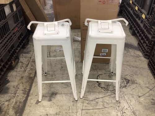 Alunaune 24" Metal Bar Stools, Set of 2  - Lot 530