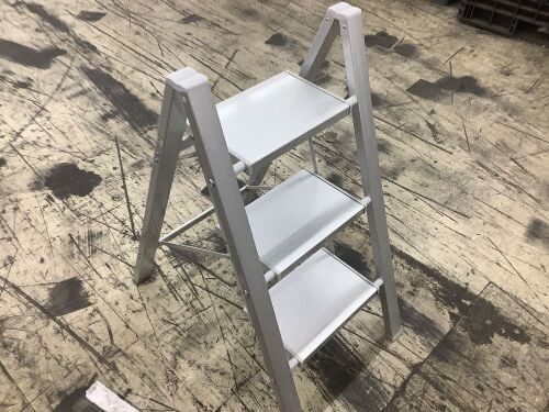 Aluminum 3 Step Ladder  - Lot 144