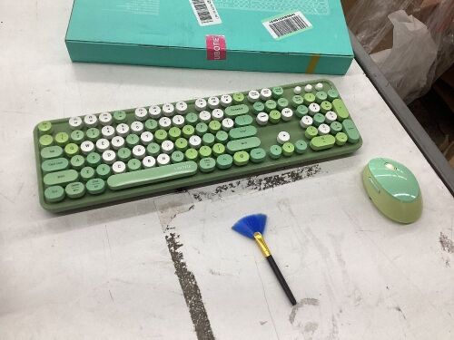 Green Wireless Keybaord and Mouse Combo  - Lot 382