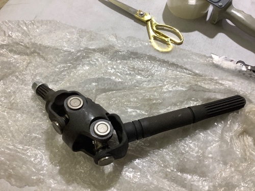 detriot axle - 4 pc front axle w/u joint and wheel bearing - Lot 373A