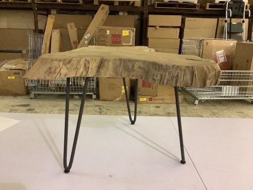 Essentials for living wooden table - Lot 700